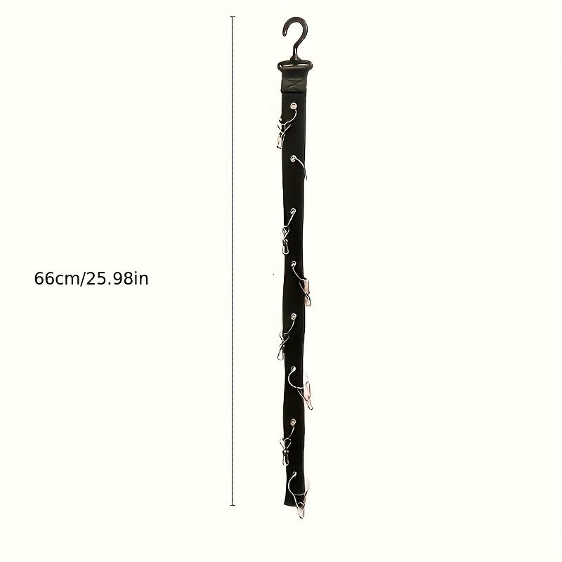 Une boîte de rangement pour casquettes de baseball avec des clips, comprenant huit clips et pouvant contenir 8 chapeaux sur un support, ainsi que des crochets pour suspendre les chapeaux.