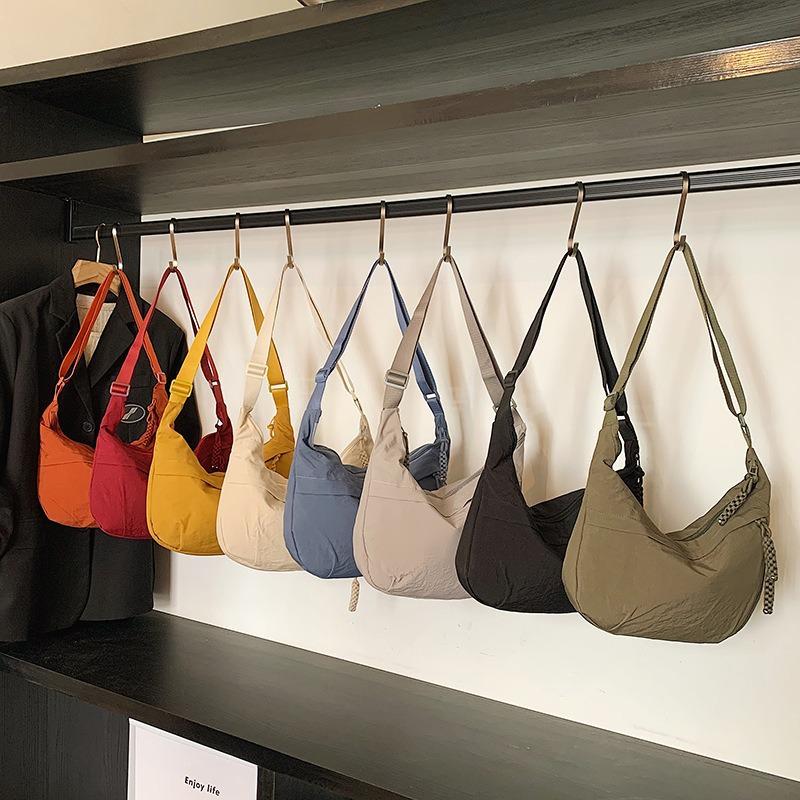 Damen 2025 High-End Wasserdichte Nylon Halbmond Umhängetasche