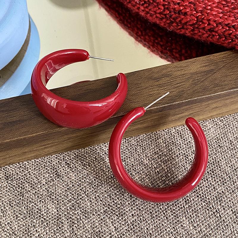 Elegant Pearl Stud Earrings: Simple, High-End Design for Autumn/Winter 2024