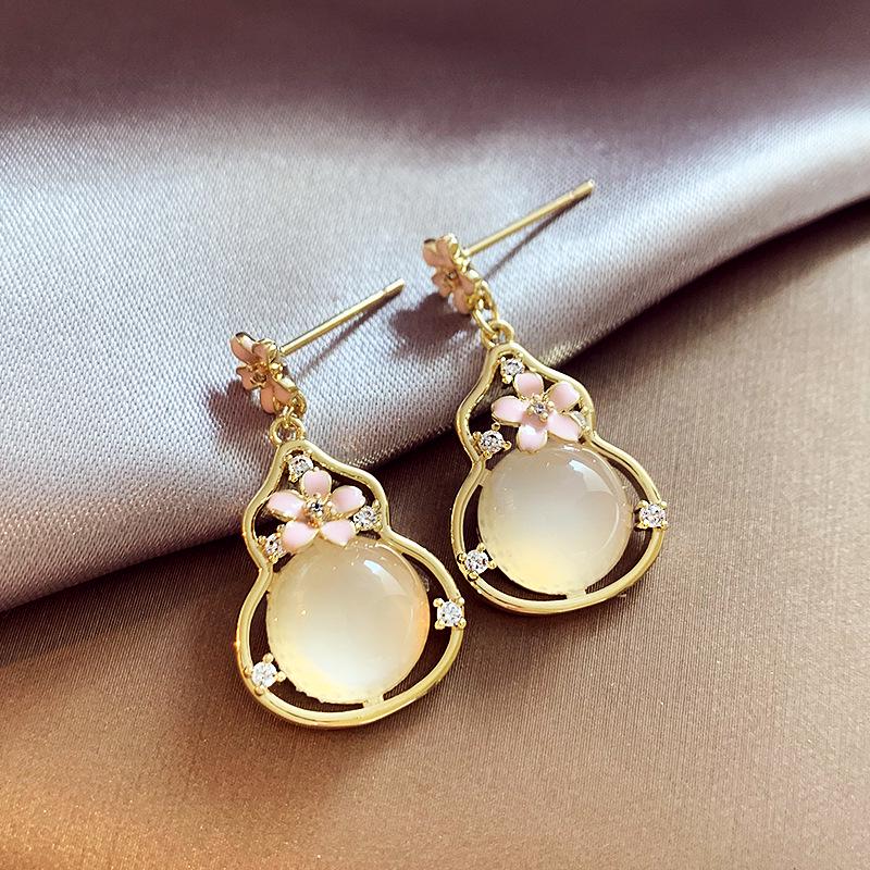2025 Trendige Cheongsam-Hängeohrringe aus Naturstein: Damenaccessoires im chinesischen Stil