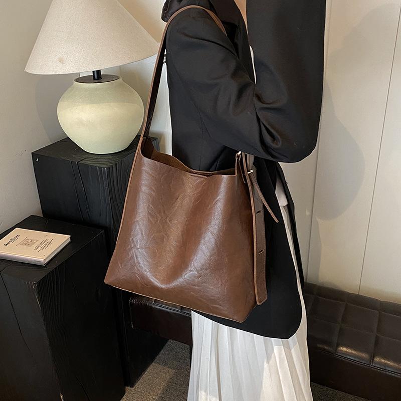 Premium Retro Large-Capacity Women'S Bag Fashionable Commuter Bucket Bag Shoulder Messenger Bag