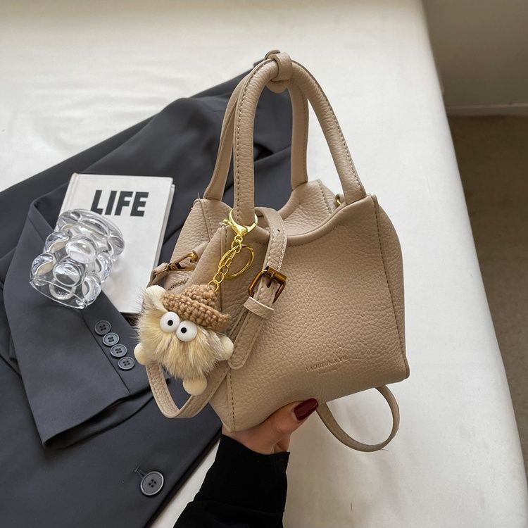 

Niche fashion versatile handbag new foreign style simple casual large capacity high sense shoulder messenger bag легкие хаки