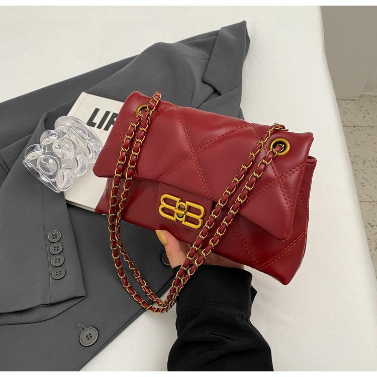 

Rhombus Xiaoxiangfeng bag women s 2025 new retro chain bag, shoulder messenger bag, leather texture small square bag червоний