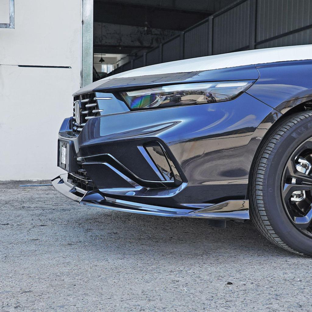 Accord Sport Model 25. generace: Sada bezvrtákových předních splitterů, zadního spoileru, bočních prahů a zadního difuzoru.