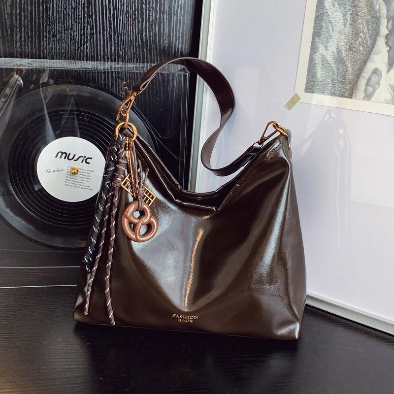 

Large-capacity commuter bag women s new trendy shoulder armpit bag high-end retro student class tote bag Without pendant