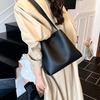 Premium texture foreign style popular shoulder bag 2025 new women's leisure simple large capacity versatile solid color bucket bag