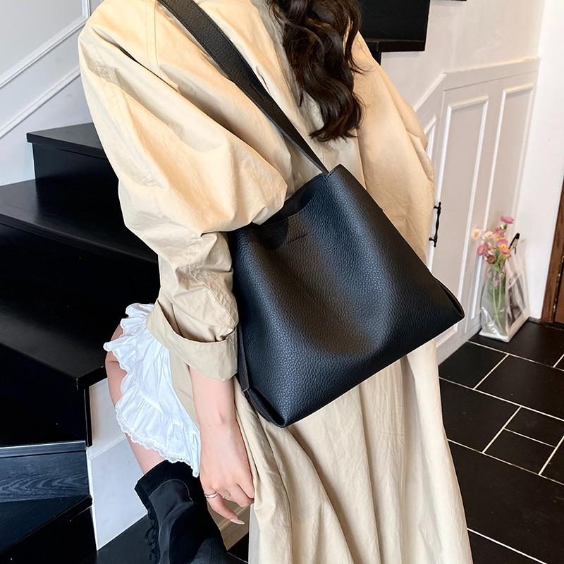 Premium texture foreign style popular shoulder bag 2025 new women's leisure simple large capacity versatile solid color bucket bag