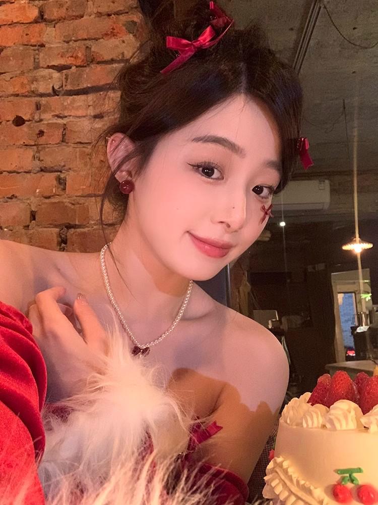 Autumn & Winter Pearl Stud Earrings – Red Bean, 2024 High-End Light Luxury Style for Women