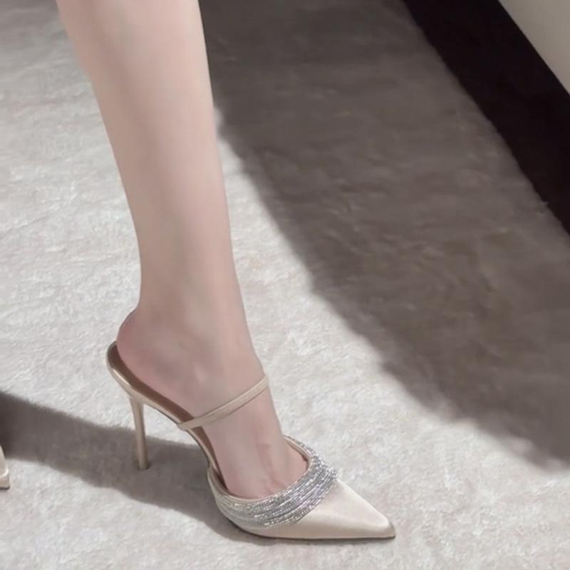 

Весна и лето новые rple остроносые тонкие каблуки высокие каблуки сексуальное слово с атласом красивая сумка голова крутые шлепанцы женщины 40