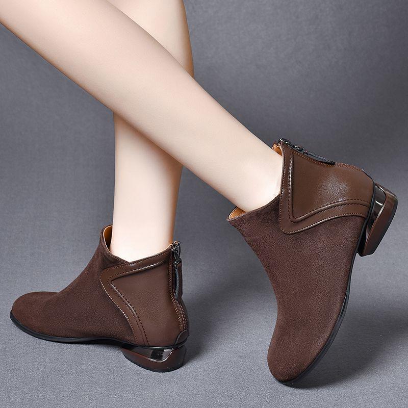 

Матовые кожаные зимние ботинки с круглым носком - женские с бархатной подкладкой, доступны в черном и темно-коричневом цвете. 37 темно-коричневого