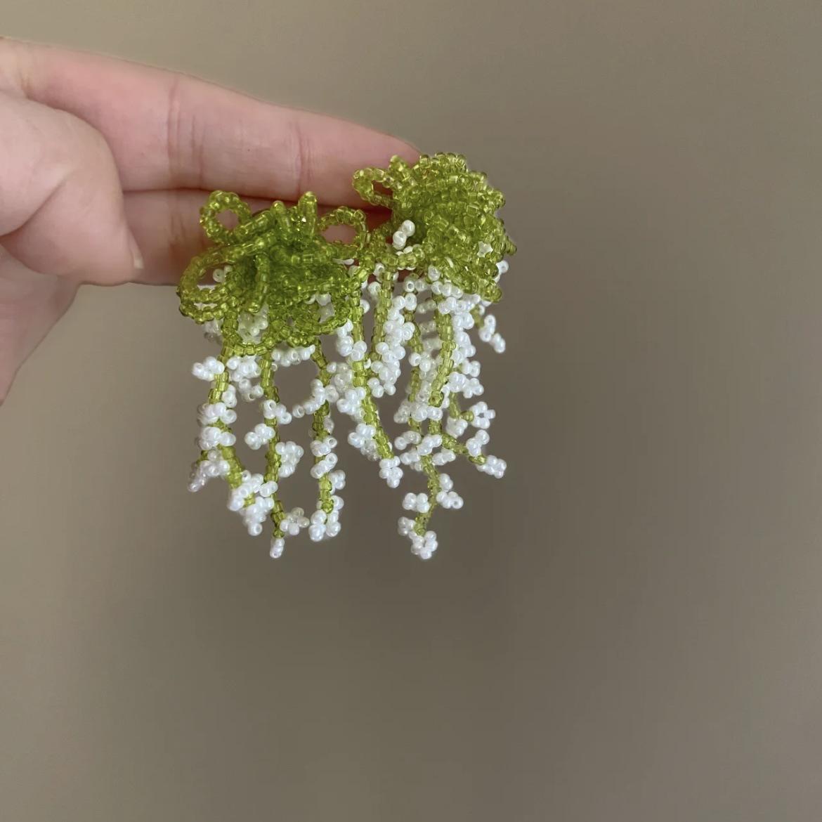 Серьги-цветы ручной работы Full Garden из голубого бисера белый