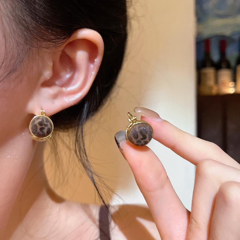 Korean retro leopard print pearl double-sided earrings women's light luxury atmospheric studs, unique and beautiful earrings