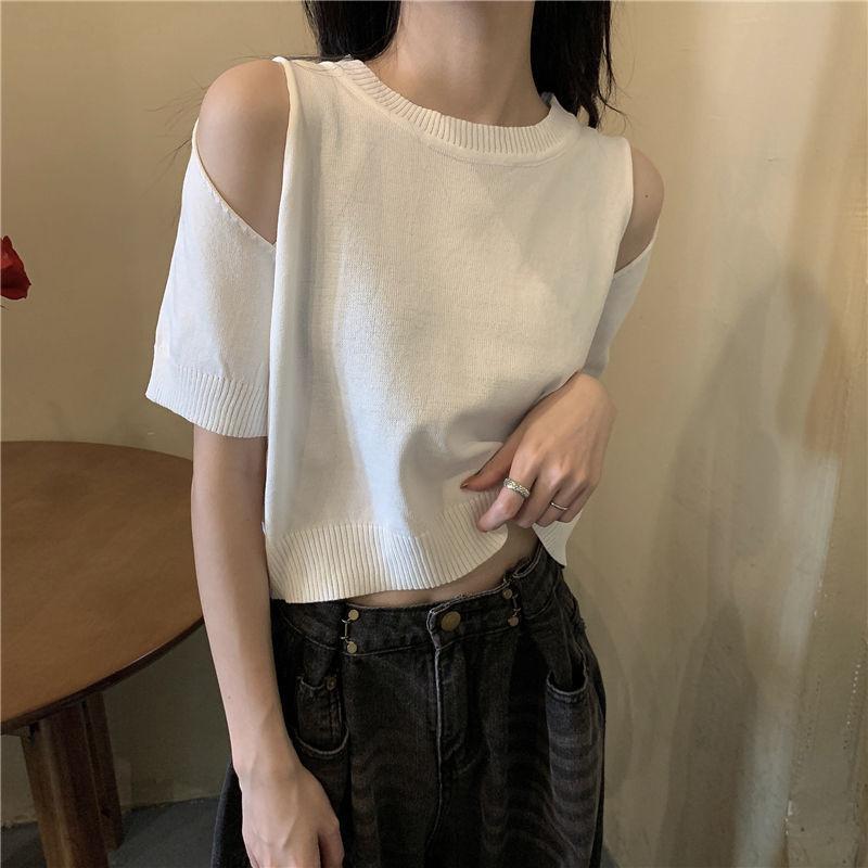 

Летний дизайн Sense. Обратите внимание на короткую одежду с открытыми плечами. Белая футболка с короткими рукавами. Женская мода. S