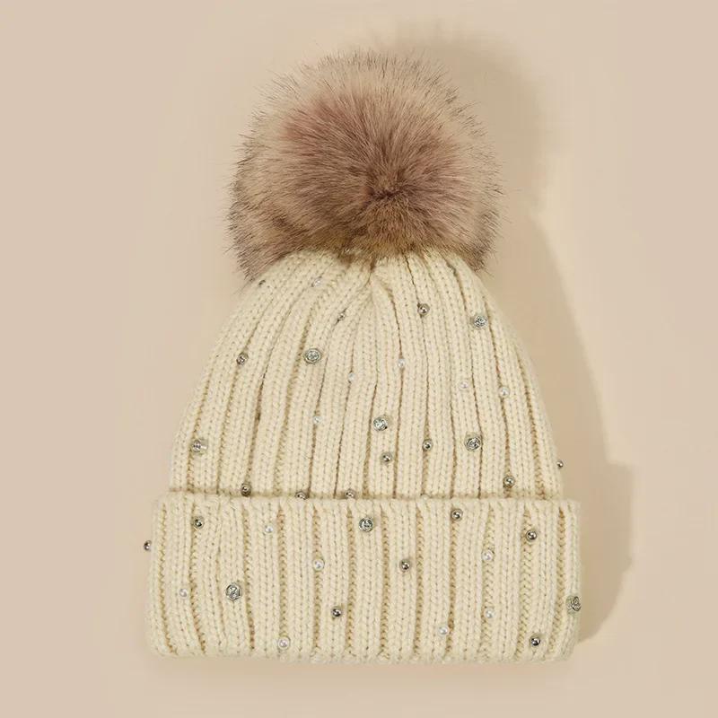 

Женские вязаные шерстяные шапки в корейском стиле с помпоном из искусственного меха енота и ромбовидными акцентами для осени и зимы One Size