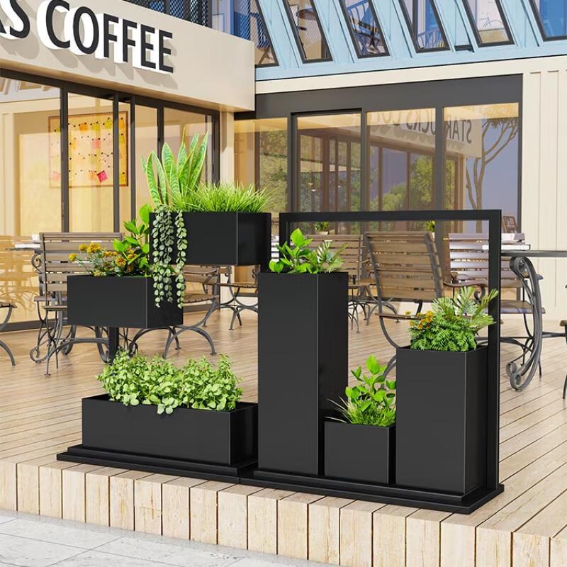Dekorativer Metall-Pflanzkübel & Raumteiler für den Außenbereich