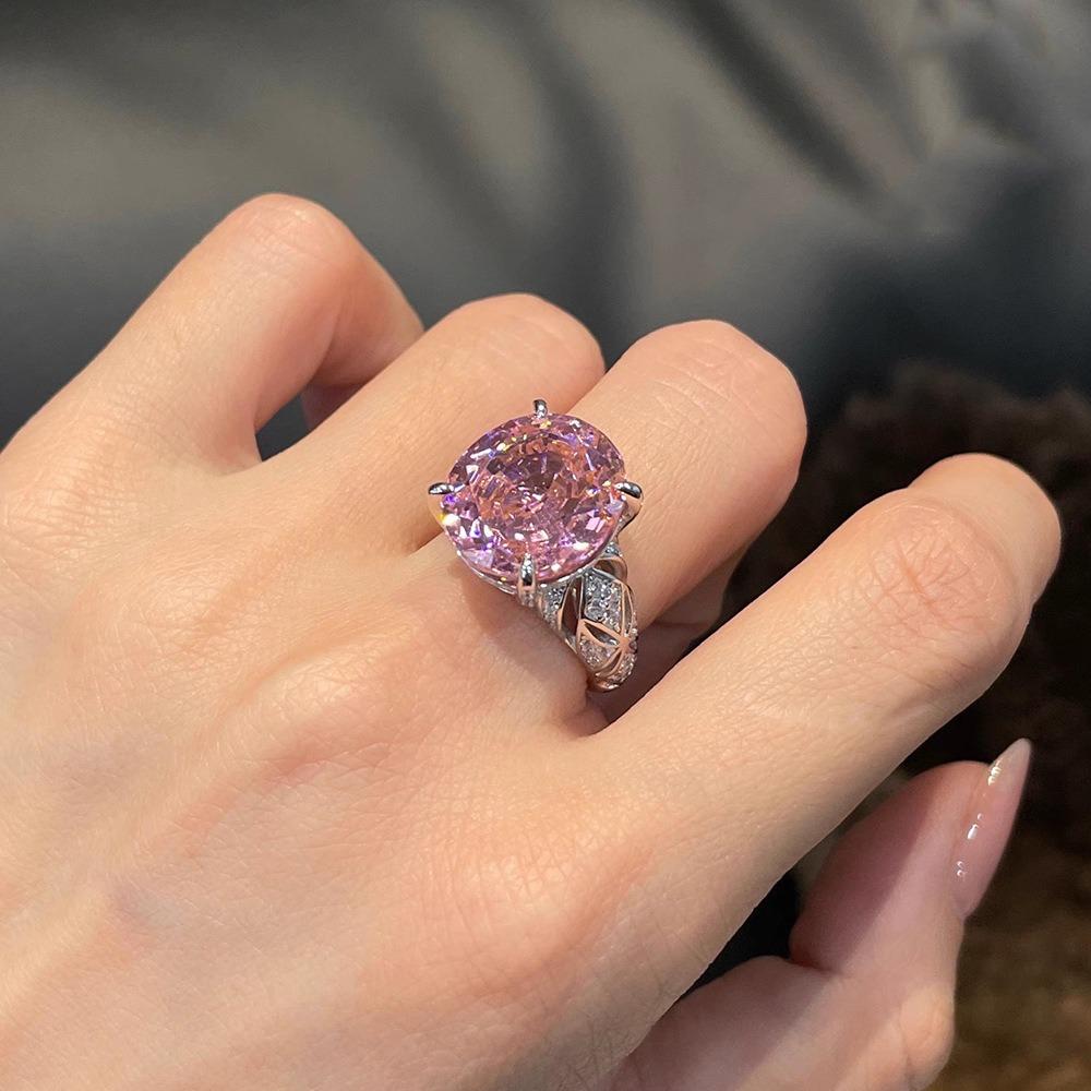 Trendy Pink Diamond Ice Cut Women Ring Luxury Nest Design Pigeon Egg Diamond Ring Elegant and Stylish