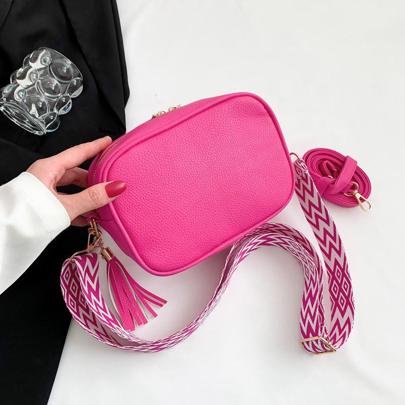 

Modern Lightweight Crossbody Bag In Versatile Colors With Fringe Accents фуксія