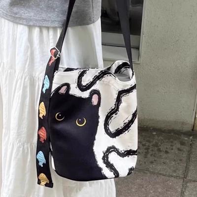 Den romslige, avslappede katteformede enkeltstroppede crossbody-vesken har et unikt design