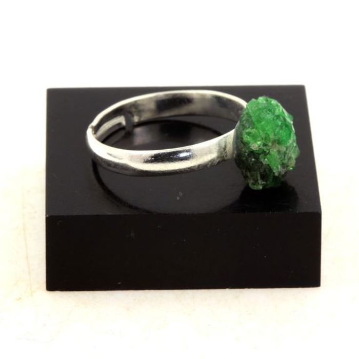 Pierres et Minéraux. Bague Grenat Tsavorite brut plaqué argent. 9.91 ct. Taille réglable.