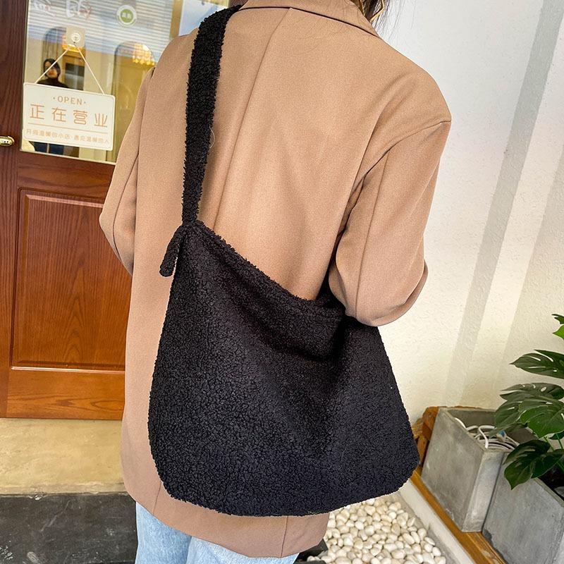Damentasche aus Wolle Sommer neu große Kapazität Plüsch-Umhängetasche trendige Mode einfarbige Tragetasche