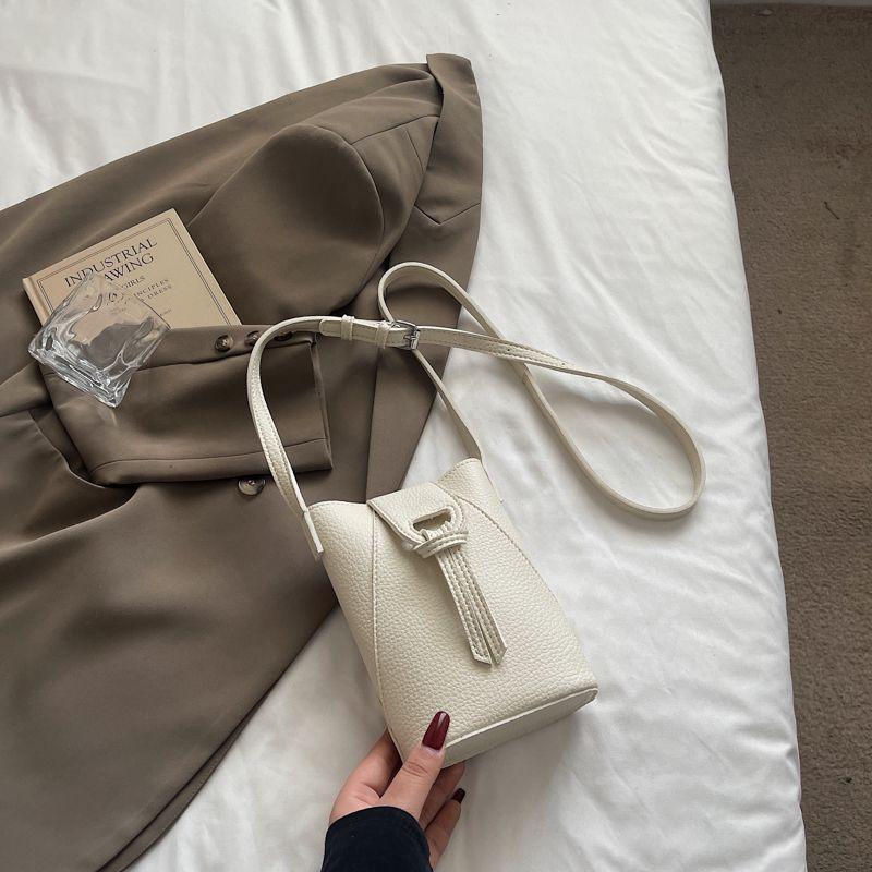 

Summer Mini Bag for Women 2025 New Arrival Fashion Super Hot Bucket Bag Casual All-Matching and Lightweight Crossbody Phone Bag Off-white without pendant