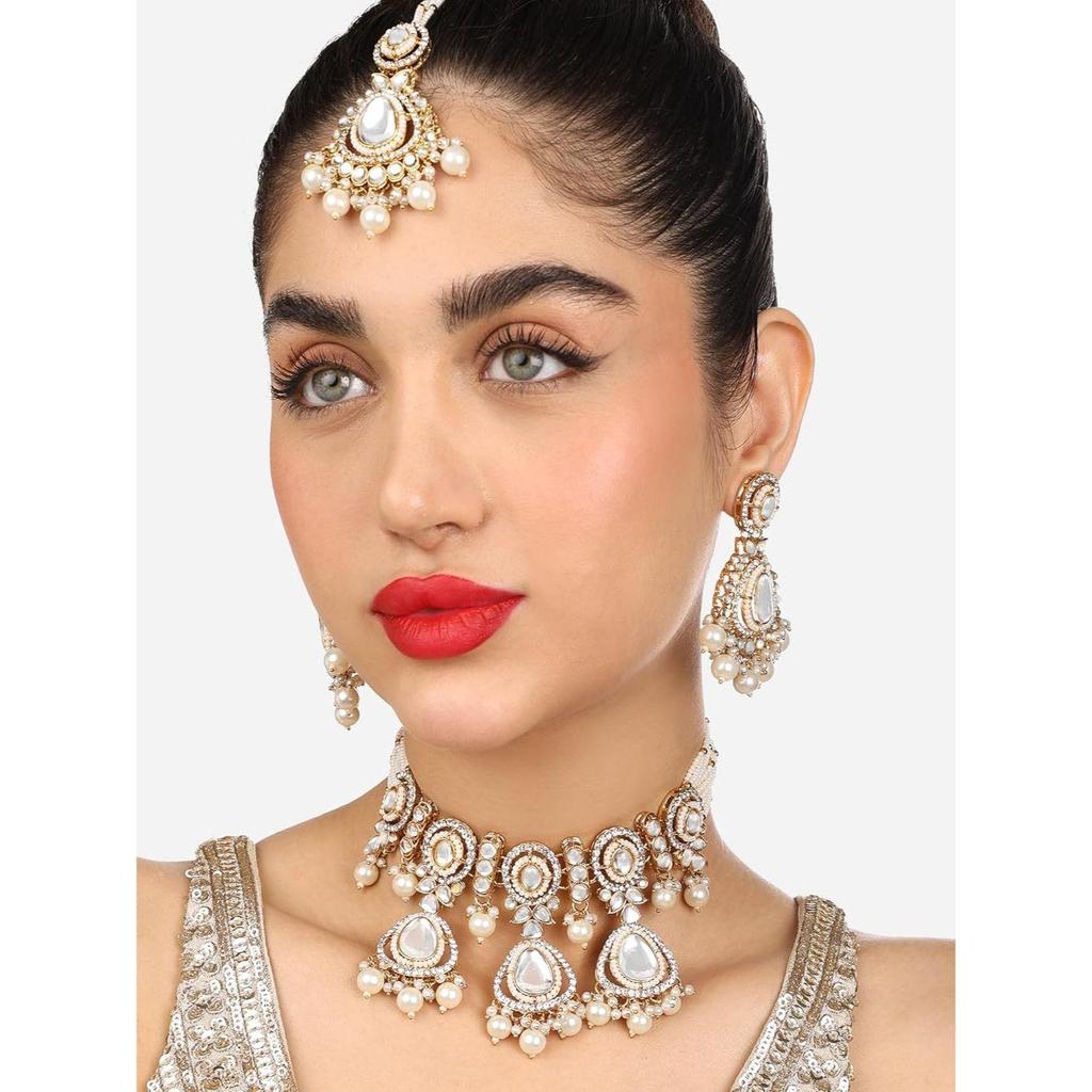Ton Dazzling Stones Mehrsträngige Perlen-Choker-Halskette Ohrring & Maangtikka Set für Frauen