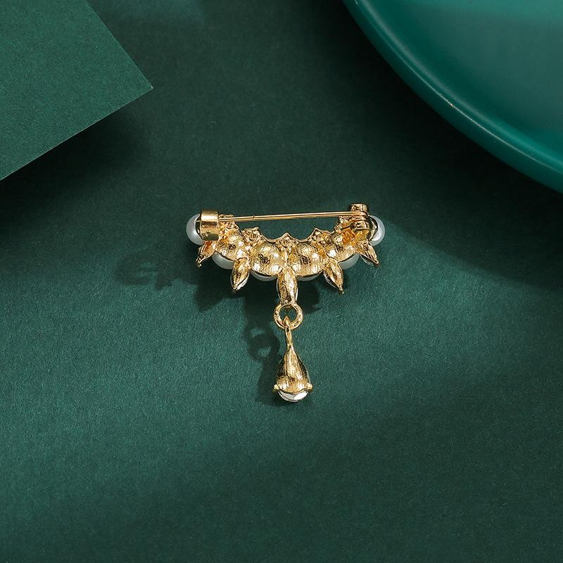 Pearl Water Drop Anti-glare Brooch High-end Women's Exquisite Tassel Suit Corsage Fixed Clothes Anti-glare Buckle Pin