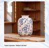 Vintage Blauw en Wit Porseleinen Kleine Vaas voor Bloemschikkingen – Retro Keramisch Ornament voor Woonkamer Decoratie.