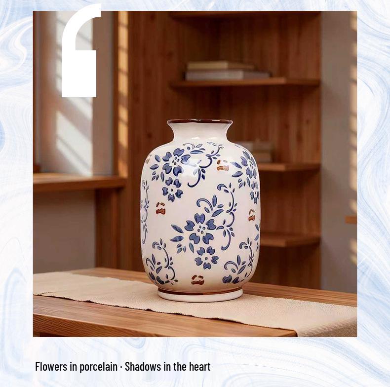 Vintage Blauw en Wit Porseleinen Kleine Vaas voor Bloemschikkingen – Retro Keramisch Ornament voor Woonkamer Decoratie.