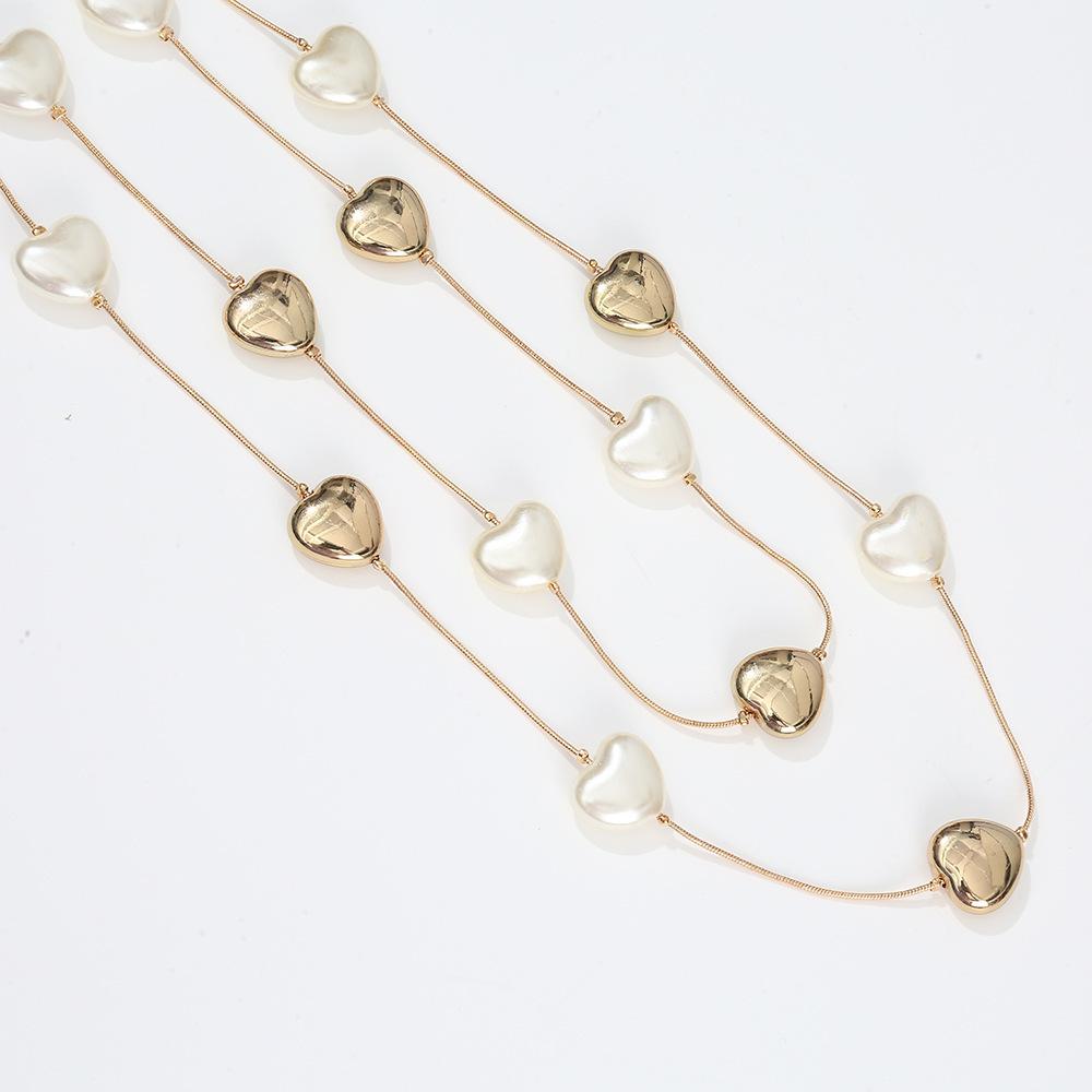 Versatile light luxury ins style sweater chain, cute design heart-shaped collarbone chain, metal copper decoration fashion long necklace