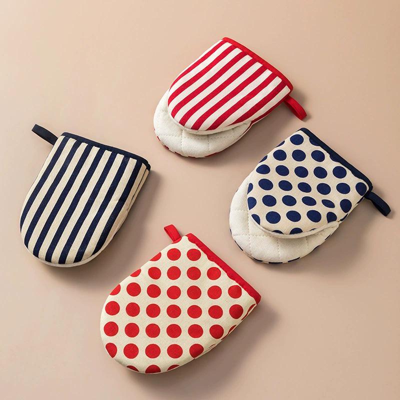 Thickened Cotton Polka Dot Oven Gloves - Anti-Scald & Heat Resistant