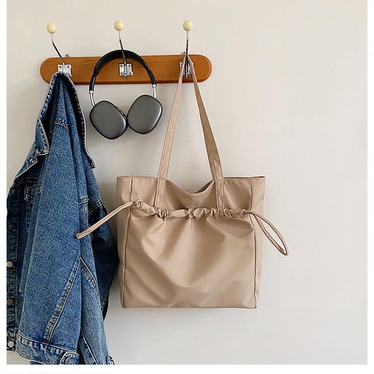 Contemporary Versatile Tote Bag For Casual Outfits With Spacious Design And Sleek Zipper Closure