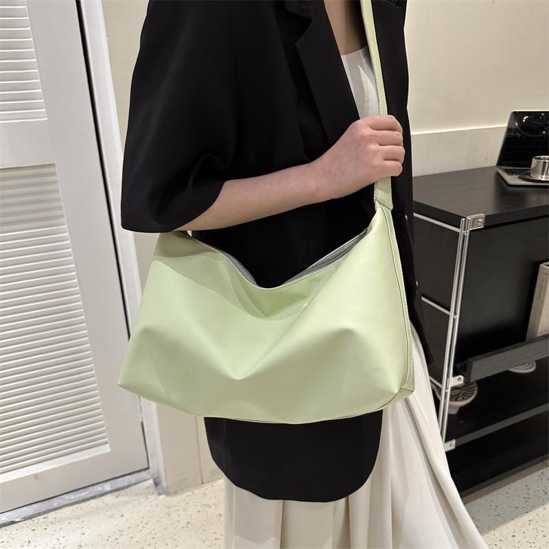 Schicke Stadttasche aus PU-Leder mit Crossbody-Riemen für Damen, Neuankunft 2023, in einfarbigen Farben