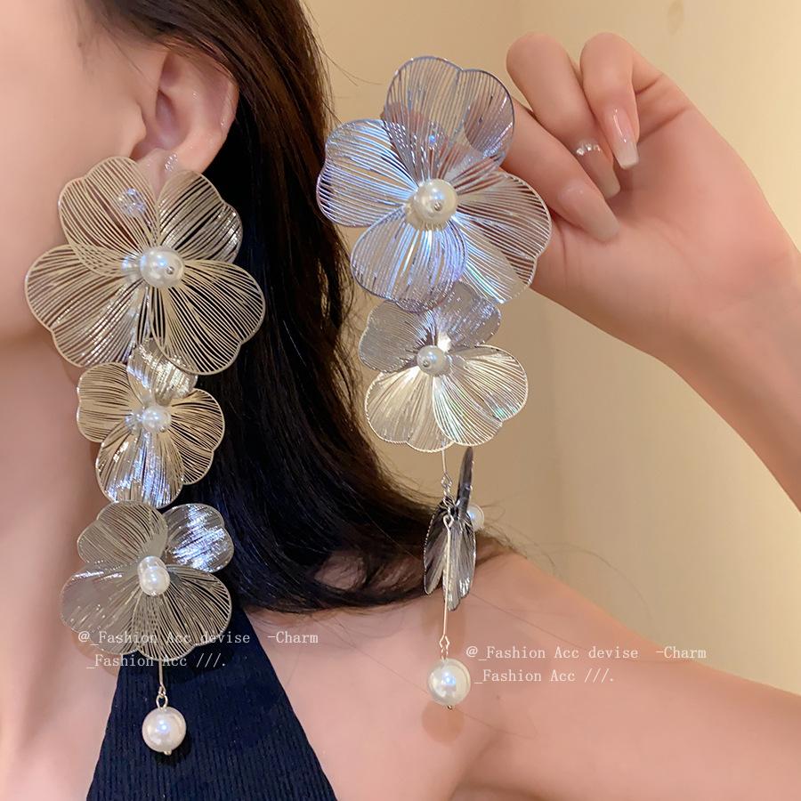 Silver Needle Diamond Metal Flower Hollow Fringed Earrings Light Luxury Premium Earrings European and American Cold Wind Earrings