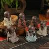 Buddha-Statuen, kleiner Mönch, Farbe Sand, Keramik, Home Club, geomantische Dekoration, lila Sandfiguren, Tee-Haustier