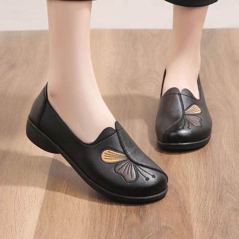 Woman's Spring Autumn New Leather Low Heel Casual Shoes Soft Sole Non Slip Breathable Slip-On Round Toe Nude Shoes Elderly Shoes