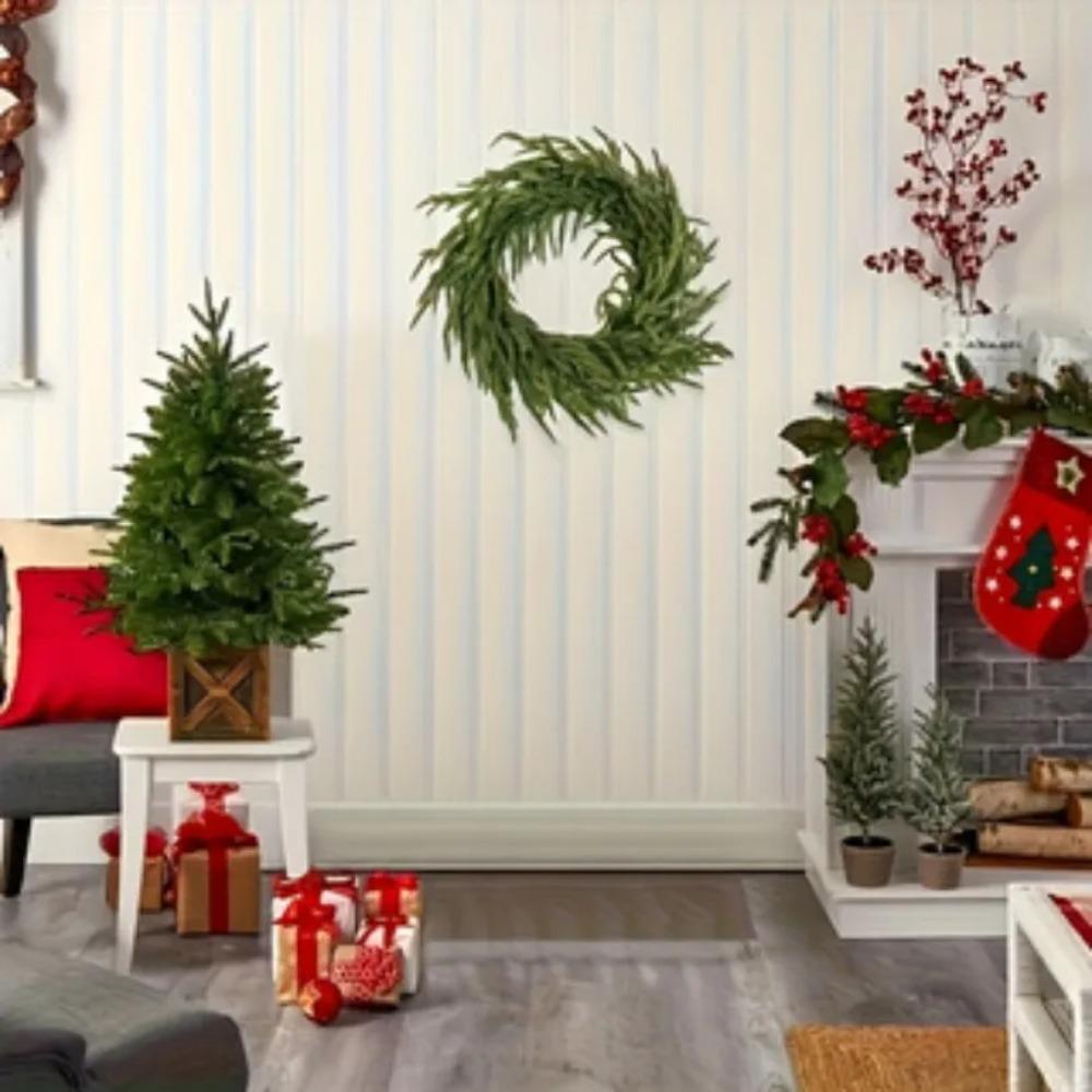 Realistischer Norfolk-Kiefer-Künstlicher Kranz mit dichten grünen Zweigen und Kiefernzapfen