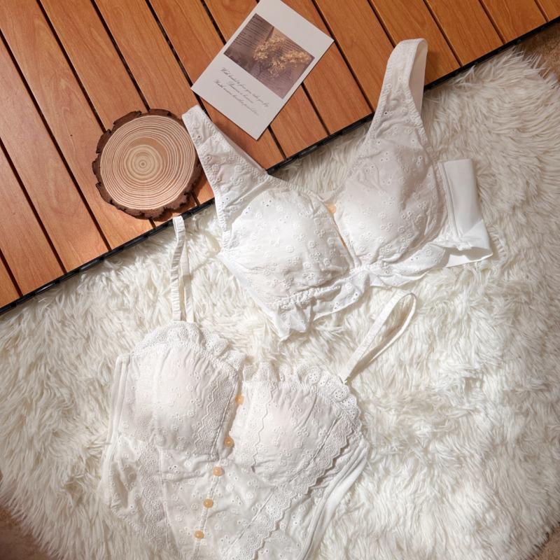 White lace girl bra without steel rim, small chest, flat chest, not empty cup, triangle cup, blue thin underwear.