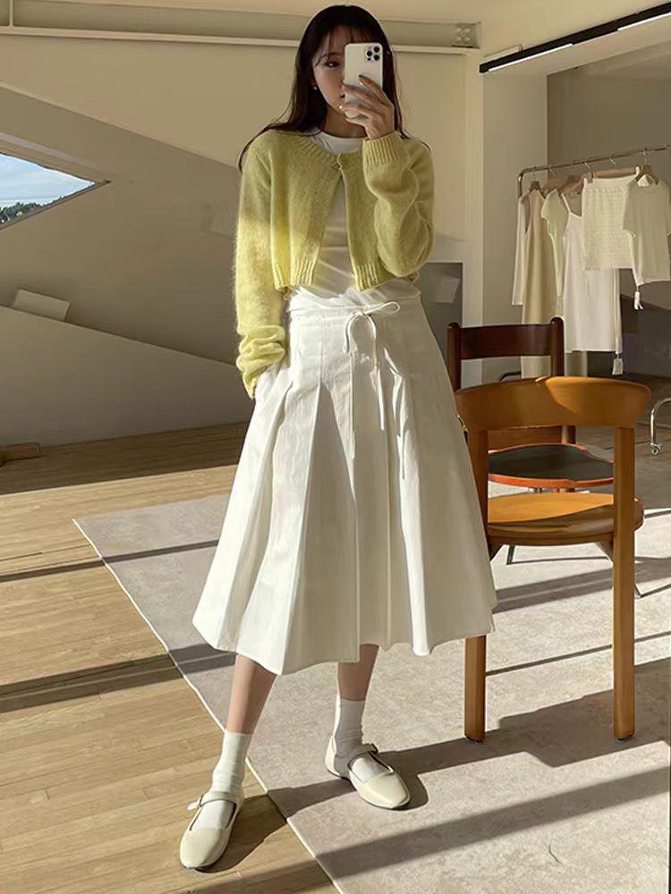 Women's One-Button Loose Knitwear: Short High-Waisted Wool Cardigan with Long Sleeves and Round Neck for Autumn/Winter Fashion.
