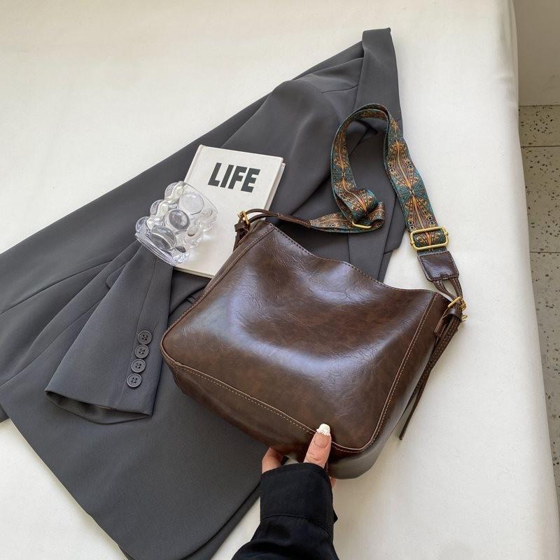 Fashionable Retro Women's Large Capacity Bucket Bag With Premium Quality And Versatile Design