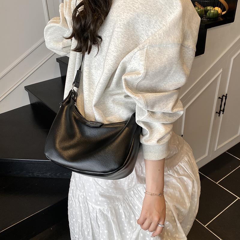 Simple High-quality Texture Versatile Dumpling Bag 2005 New Fashion Casual Wide Shoulder Strap Messenger Bag Shoulder Bag