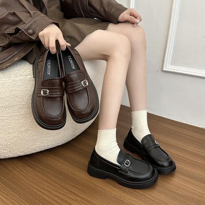 Braune Retro-Erhöhung flache kleine Lederschuhe für Damen Frühling und Herbst neue Ein-Pedal-Loafer