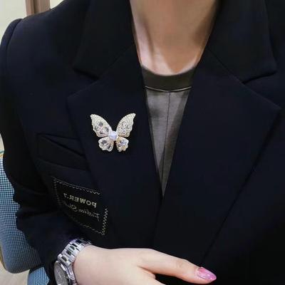 Small Fragrant Wind Butterfly Breast Pin Women's Super Sparkling Zircon Breast Flower Coat Pin High End Suit Accessories