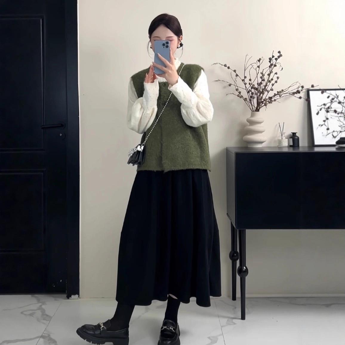 

Комплект из трех вещей большого размера, для похудения, осенний, вязаный: Жилет, Базовый топ и Юбка миди 4XL [180-200 lbs]