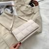 Mote PU Lær Crossbody Veske Dame, Liten Skulderveske med Metallkjede, Trendy Minimalistisk Lommebok for Arbeid Fest Daglig Bruk