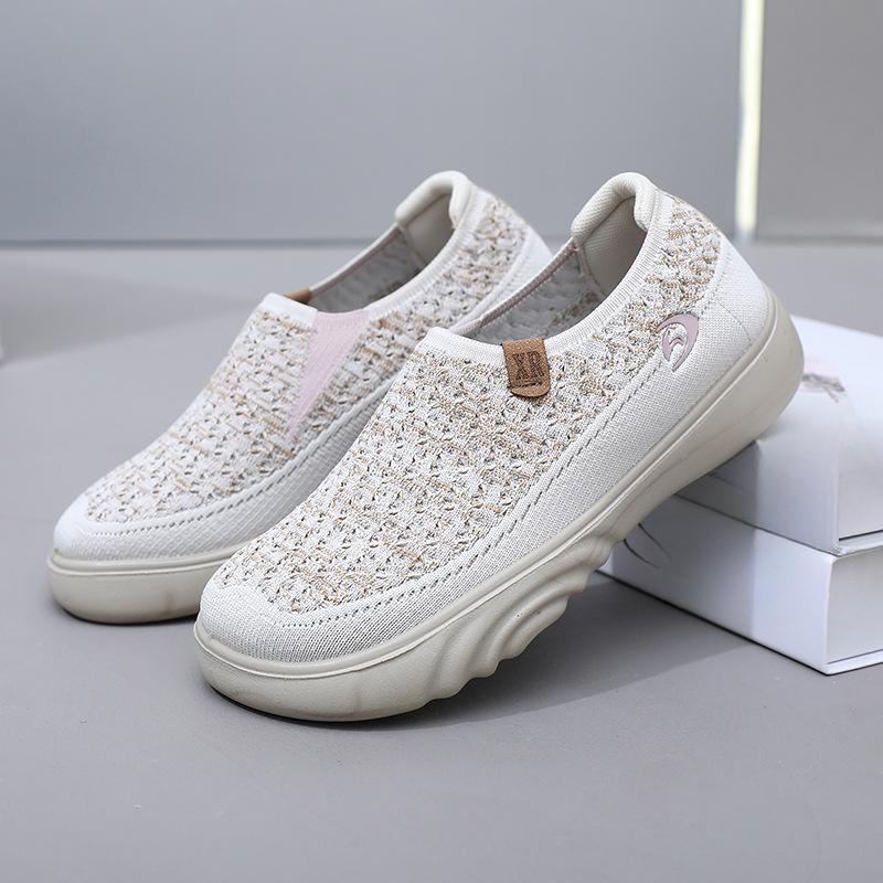 The New Thick-soled, Breathable and Anti-slip Cloth Shoes Are Versatile Casual Shoes That Can Be Worn with One Foot