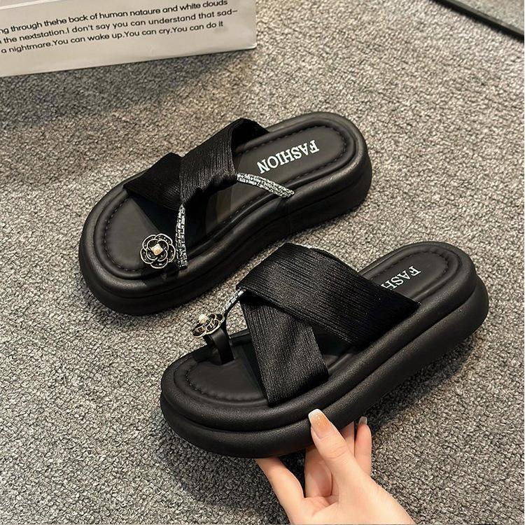 

Красивые тапочки женские 2025 лето новые французская камелия уличные толстоподошвенные с закрытым носком прохладные тапочки мягкая подошва пляжная обувь 40 чёрный