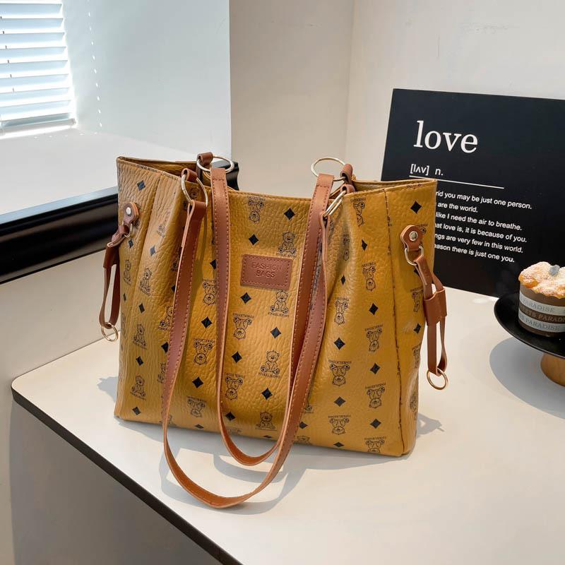 

New trendy and fashionable commuter shoulder armpit bag women s casual versatile texture portable large-capacity tote bag коричневий