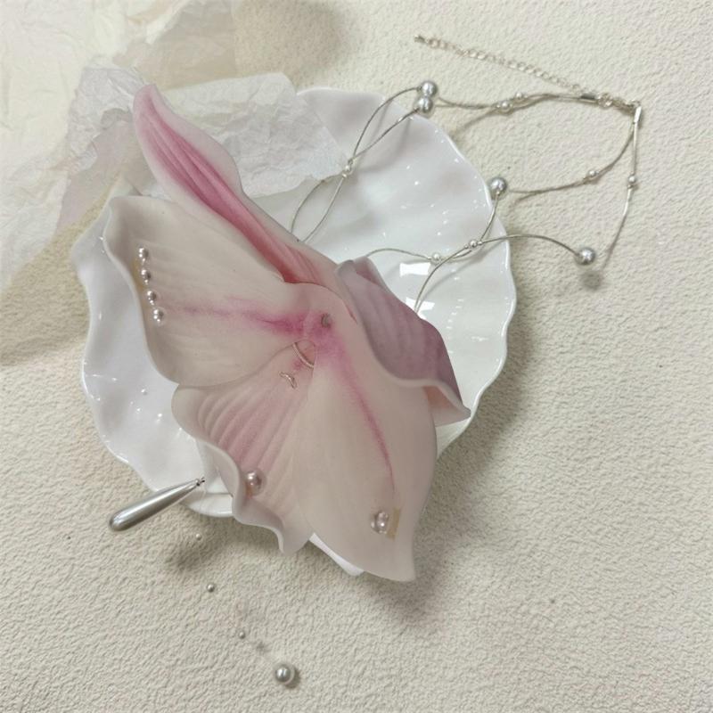 Elegant Flower Women's Neck Jewelry Delicate Flower Collar Chain Statement Necklace for Fashion Forward Individuals
