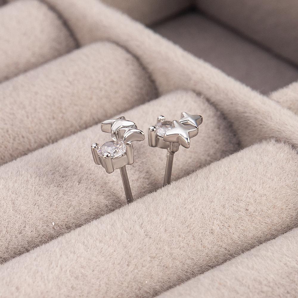 Sparkling zirconium quadrangle stud earrings are small, exquisite and simple, high-end exquisite niche design, personalized design, ear jewelry
